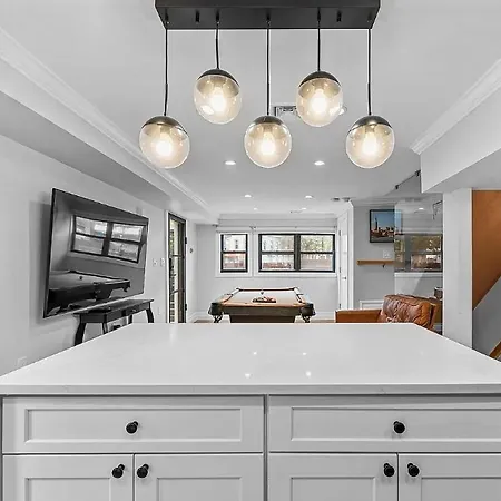 Private Hot Tub-Private Gated Sailor Moon House In Williamsburg W Gym Apartment